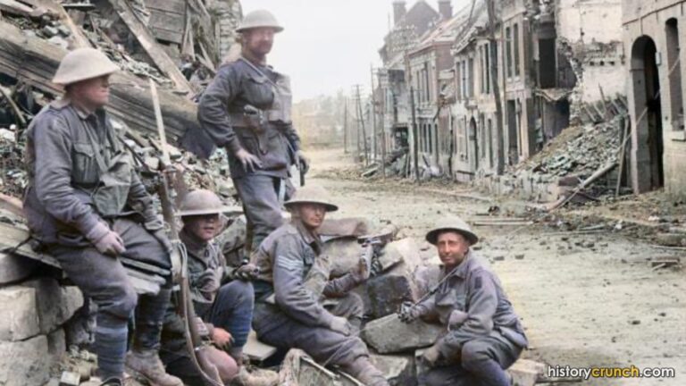 An Australian machine gun crew during the Hundred Days Offensive. (Colorized by historycrunch.com)