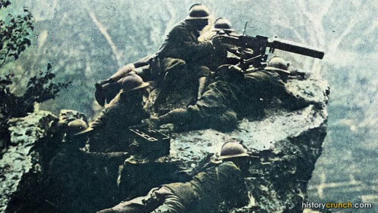 An Italian machine gun crew on Monte Grappa during the Battle of Vittorio Veneto. (Colorized by historycrunch.com)
