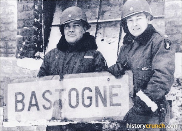Anthony C. McAuliffe, left, and then-Col. Harry W.O. Kinnard II at Bastogne · Wikimedia Commons / Unknown War photographer